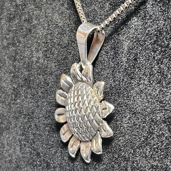 *Sale* Vintage Sterling Silver Sunflower Pendant Necklace 24" Box Chain - Picture 5 of 15